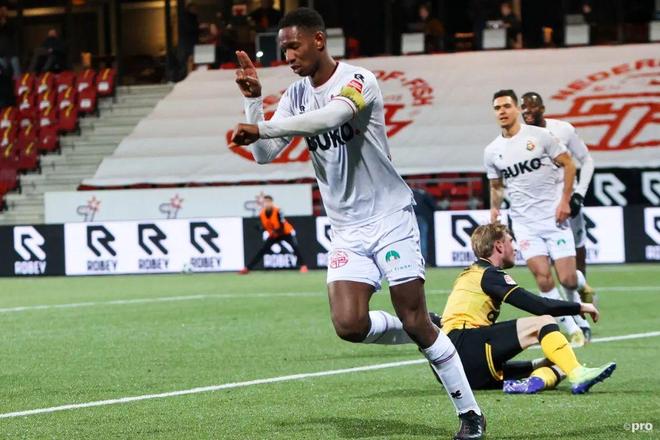 在中场占据 在中场占据