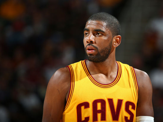 且包括一名 且包括一名