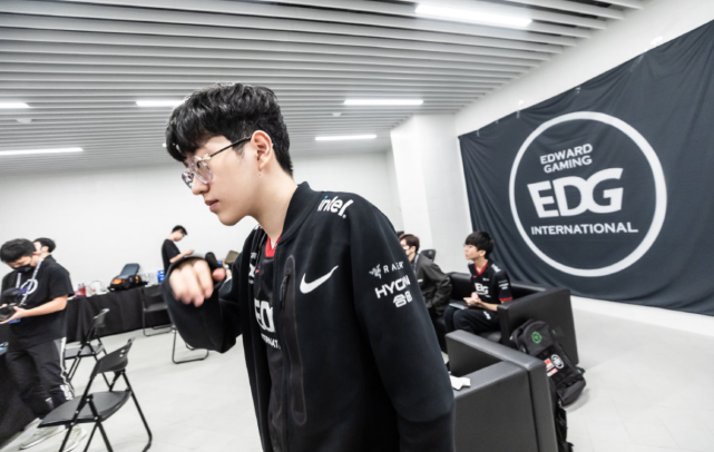 凭借其丰富 凭借其丰富